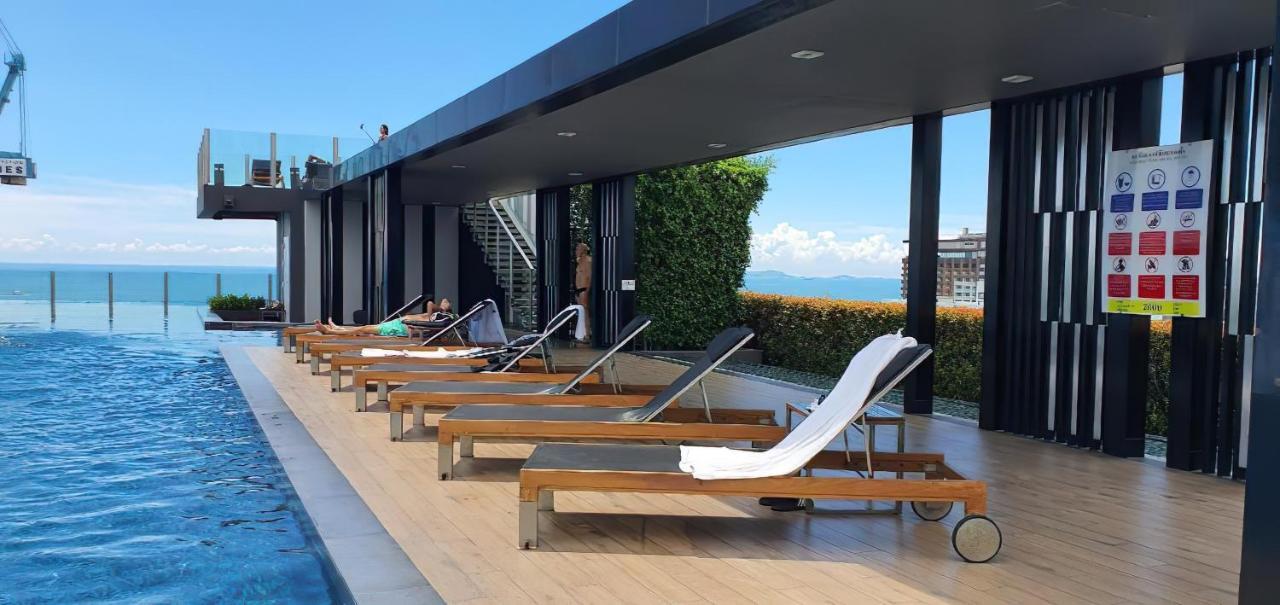Apartment Pool & Great Location